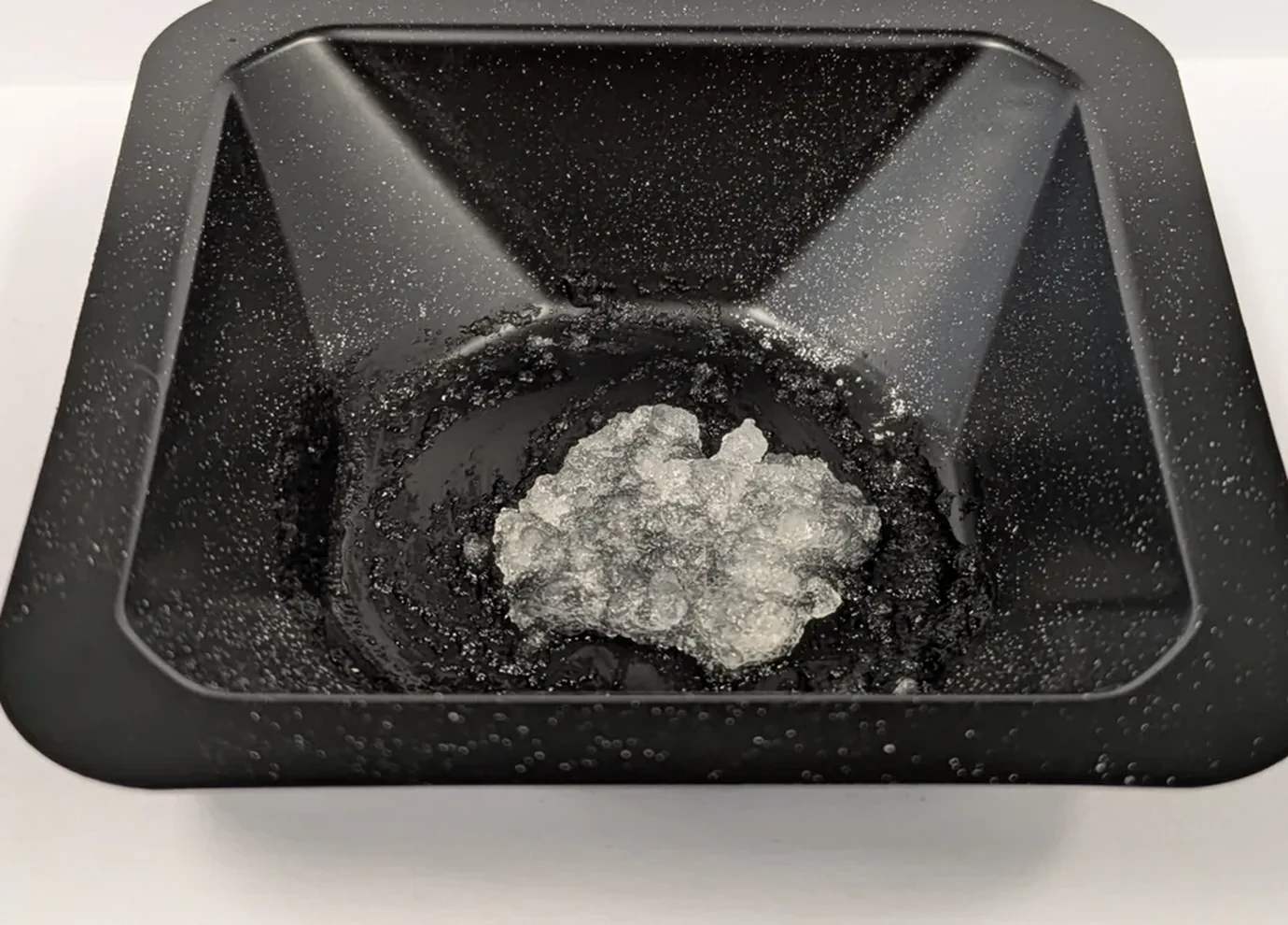 Gequollenes Hydrogel in einer Laborschale, es hat Wasser aufgenommen
